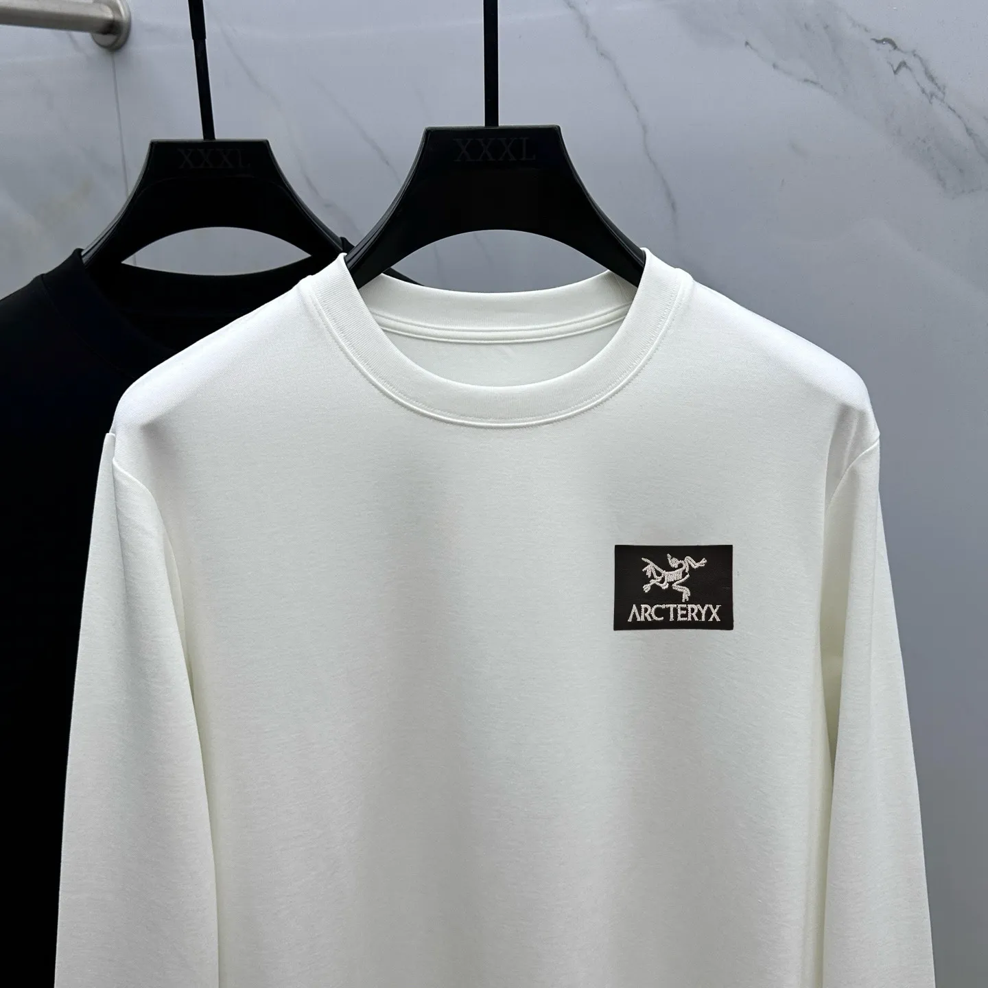 P190 Stonebird 2025 autumn and winter counter new fashion casual bottoming shirt long-sleeved T-shirt, fabric 280 grams Selected imported high-density double yarn 100% cotton fabric, made with exquisite original logo, excellent in comfort and breathability, soft, wrinkle-resistant, elastic and drapey. It is very handsome whether worn alone or as an inner layer. It is in line with men's practical dressing habits and pursues luxury, noble and elegant style, creating extraordinary men's taste. The visual effect is very good, the grade is very high, simple and fashionable, a must-have choice for leisure and business! Size: M-3XL